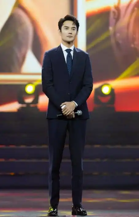 王凯成都出席活动,搭配惊艳有型,酷帅魅力尽显|西装|发型|衬衣|领带