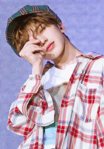 蔡徐坤的比心也很撩人,不光动图好看,静静看也可以拿去做壁纸了;鹿晗