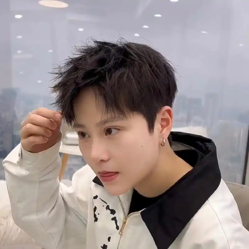 菱形脸男生适合什么发型 兄弟们我相信大部分菱形脸男生去理发店剪的