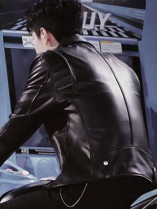 感受一下王一博超绝背影鲨,太平洋宽肩很有安全