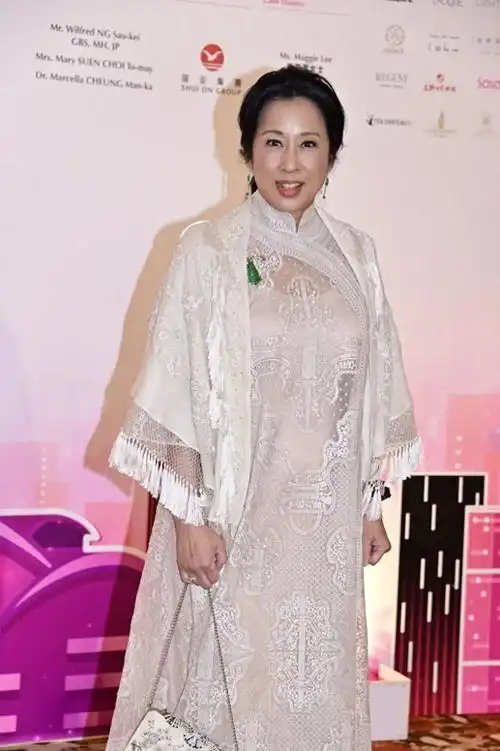 65岁朱玲玲和62岁叶倩文同框,我见到了大美人优雅老去的魅力