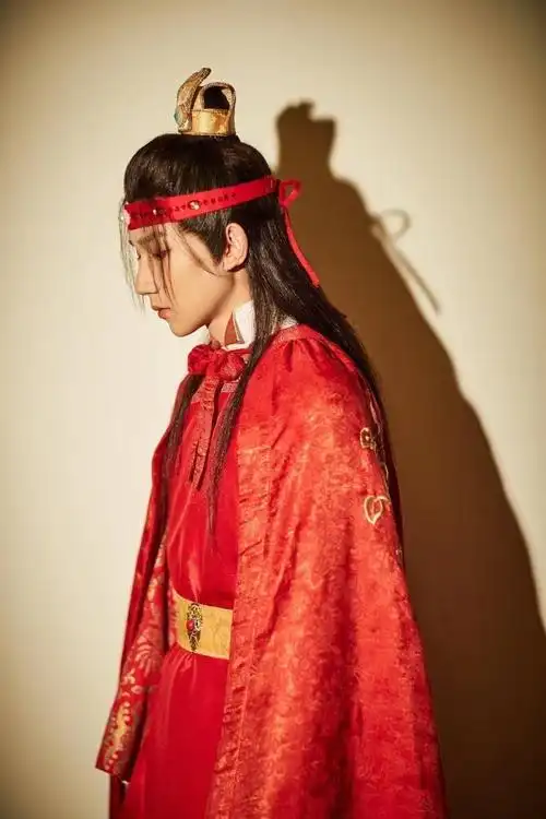 再看看王牌对王牌中王源的古装造型吧:一身束身猩红色汉服,同色的斗篷