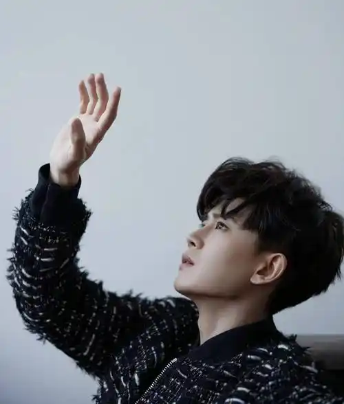 男星任嘉伦时尚写真:玉树临风,仪表堂堂