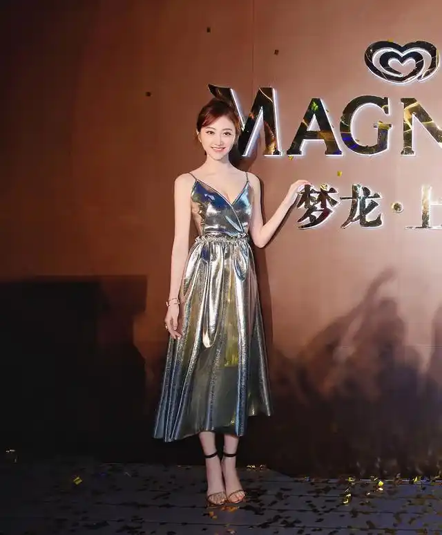 景甜的一字高跟凉鞋,是不是非常好看?