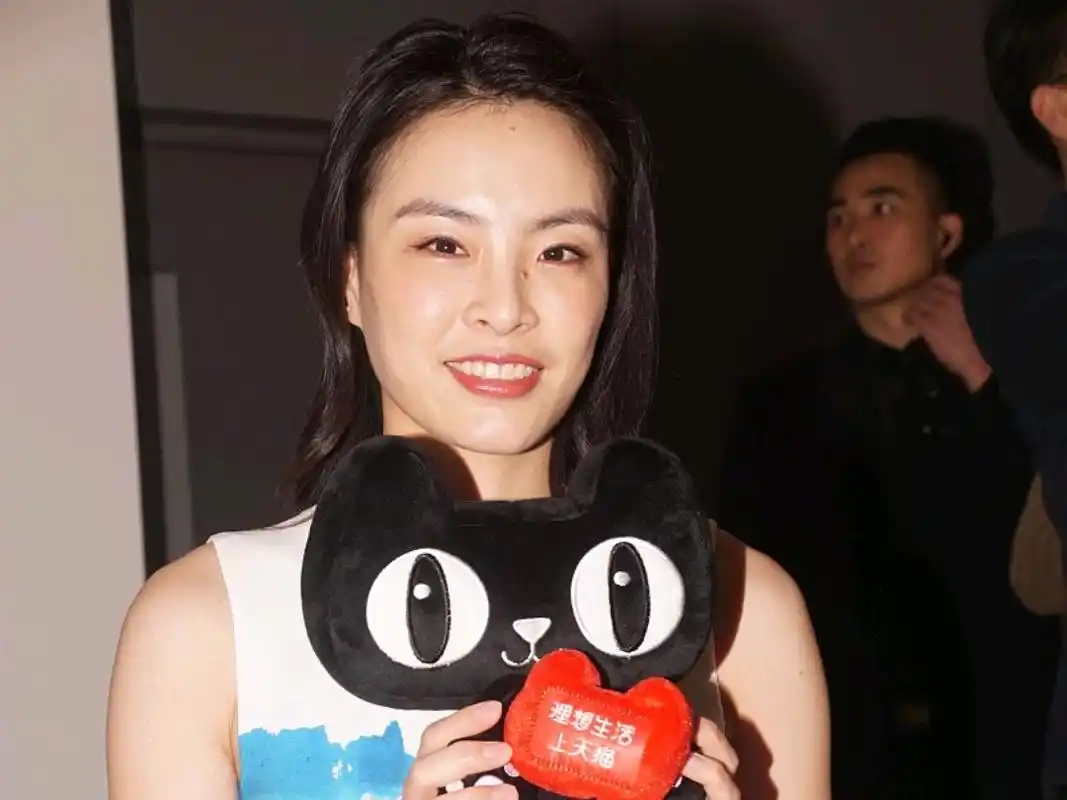 没想到黄龄不仅歌唱得好,身材也很有料,只是跳水一幕太搞笑