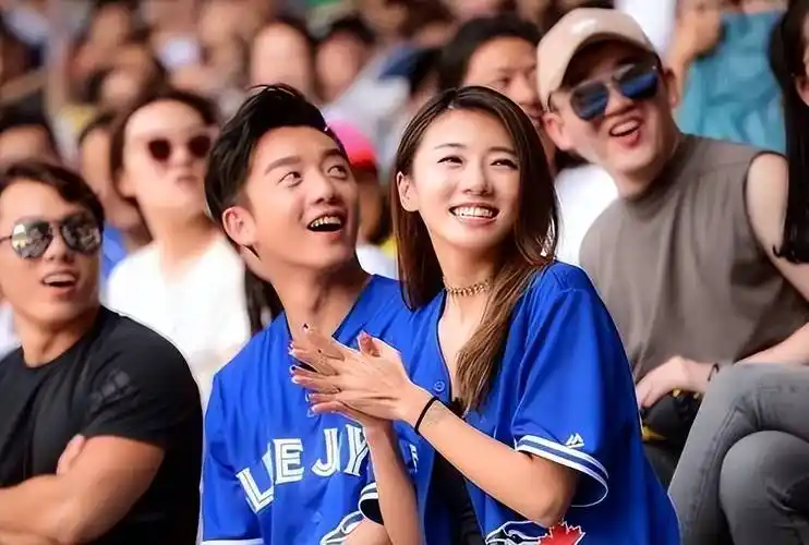 看到郑恺是如何对待苗苗家人后才知道为什么苗苗愿意退圈生孩子