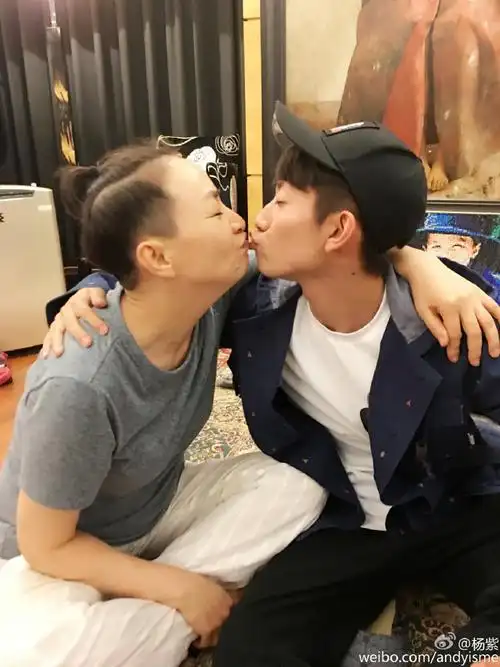 《家有儿女》一家五口再重聚轮番献吻宋丹丹 画面温馨有爱