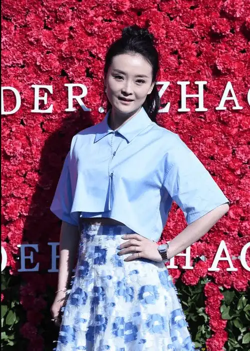 希望我们都能像王艳一样,无论年龄多大,都保持魅力和美丽.