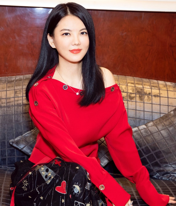 李湘近照公开减肥明显?上街买菜戴墨镜,身材比例失衡ps明显