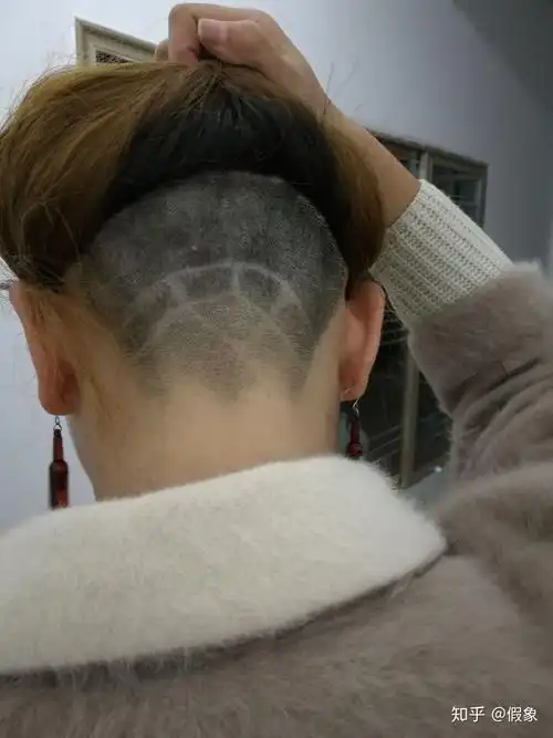 你们觉得女生把脑袋后面的头发剃了怎么样?