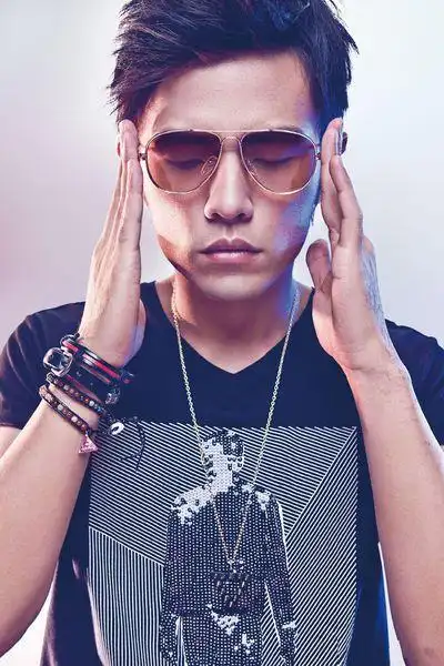 求周杰伦壁纸720*1280竖屏的,手机锁屏壁纸用的