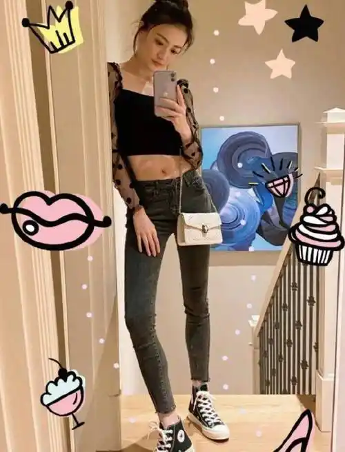 就像出水芙蓉般令人着迷,怪不得能够被男友宠上天,这个装扮的徐璐给人