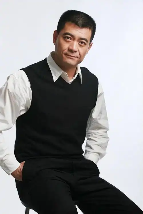 王新军抛弃原配娶小7岁秦海璐如今做导演成为人生赢家