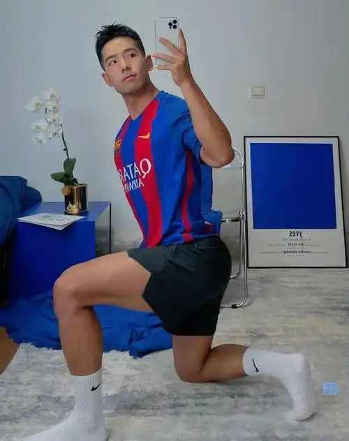 穿着白袜玩自拍的足球帅哥有点帅哦