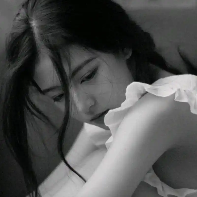 黑白女头像伤感高冷