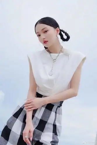 angela张韶涵格纹阔腿裤慵懒随性,搭配可爱的发型营造出潮流少女风格.