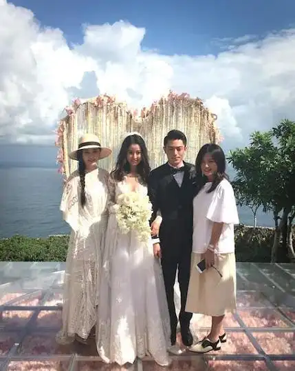 17:05 新浪娱乐 摘要:在下午的婚礼仪式上,赵薇突然出现,加上范冰冰