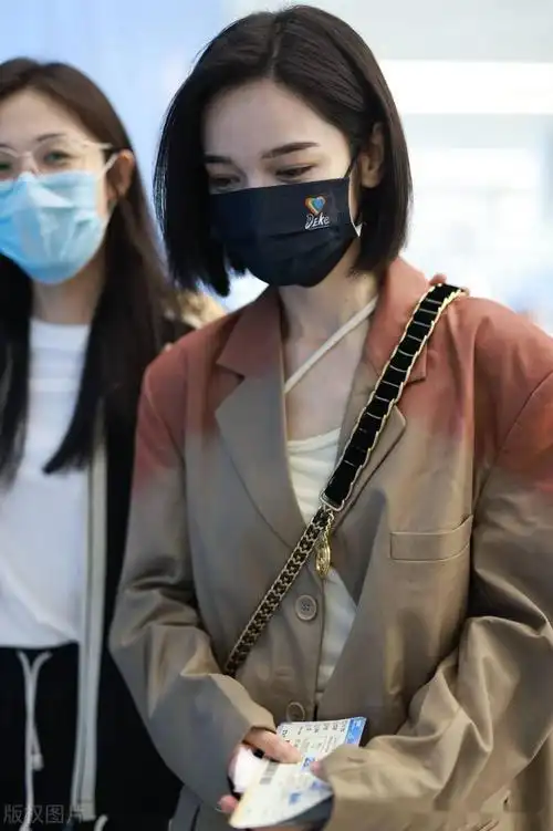 2021年9月20日,代斯机场街拍.穿渐变外套,一头短发清新秀丽.