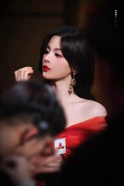 杨超越烈焰玫瑰##杨超越港风红裙