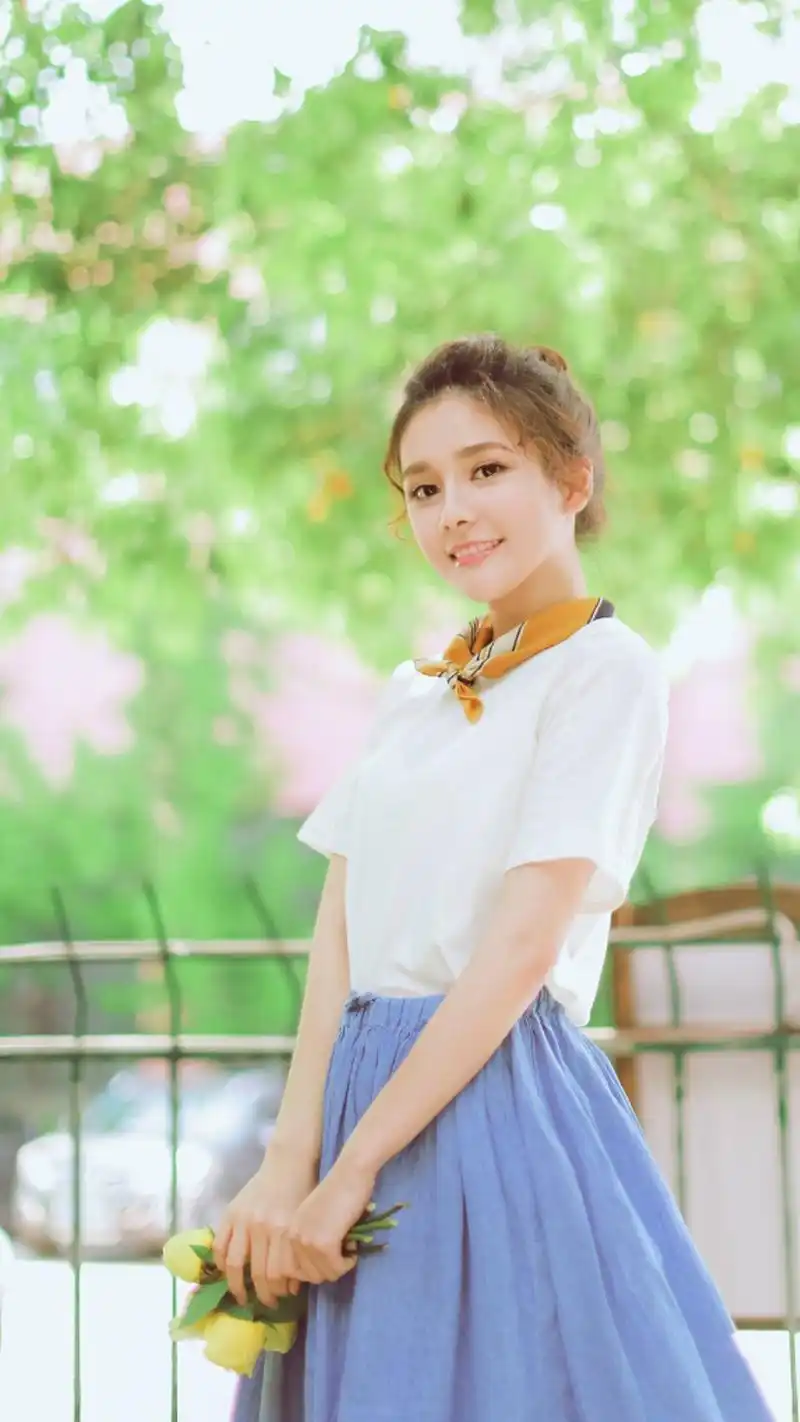 甜美俏皮美女户外写真图片手机壁纸