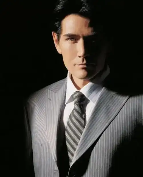 费翔62岁曝光大尺度照!与陶晶莹赤身躺在床上拥抱,引发争议