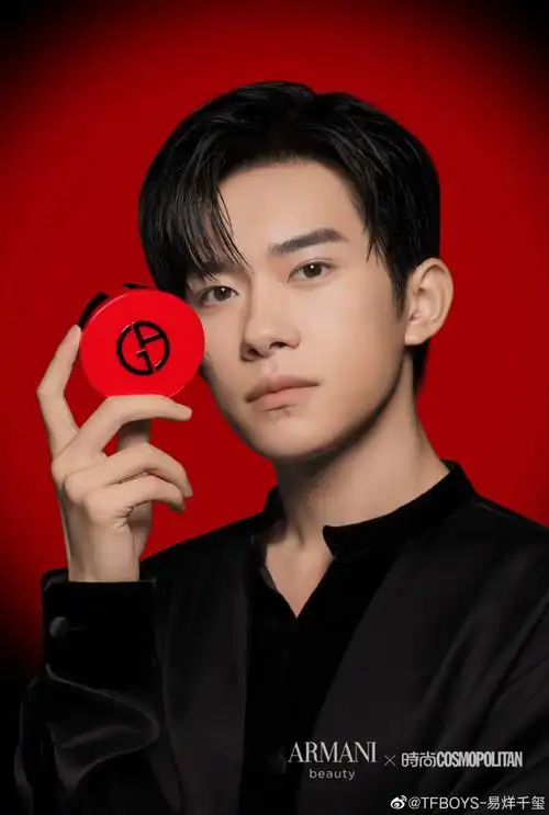 易烊千玺 x 阿玛尼 cr.logo