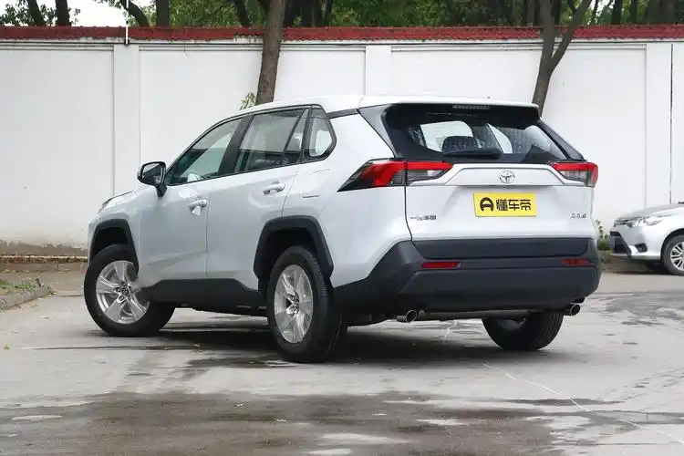1,rav4荣放2021款是一款丰田旗下的紧凑型suv,其官方指导价为元元我们