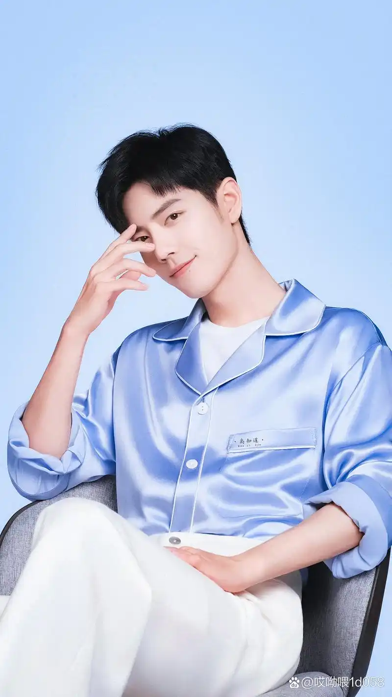 肖战欧扎克品牌代言人#  #肖战平安喜乐#   最近常穿蓝色衣服的肖战