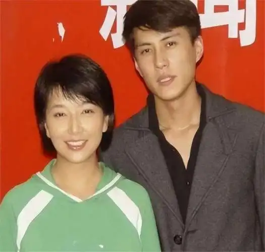 靳东:两次爱上离婚妇女,不顾家人反对娶了二婚女,如今很幸福