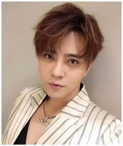 罗志祥在泰国"变性"重新复出,美艳娇羞,不像正常人