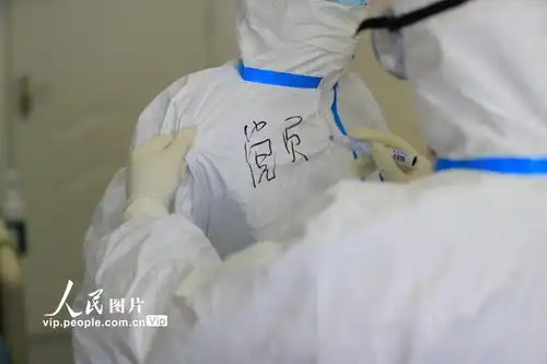 连日来,中部战区总医院抗疫一线医护人员中里出现了