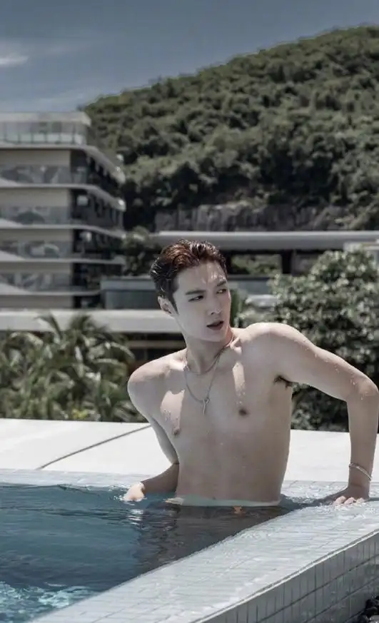 身材紧实无赘肉,上身肌肉线条诱人|胸肌|腹肌|张艺兴_新浪新闻