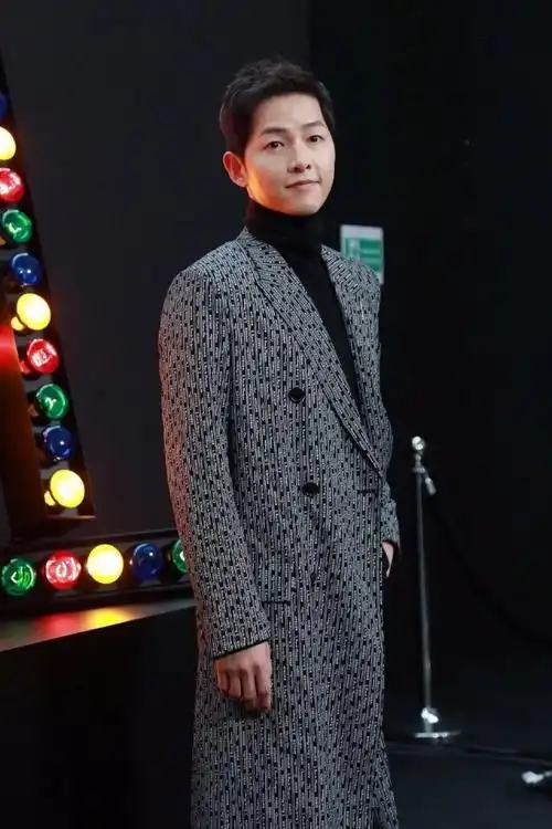 宋仲基离婚后胖得认不出,穿白色西装配黑衬衫,圆润脸蛋依旧帅气