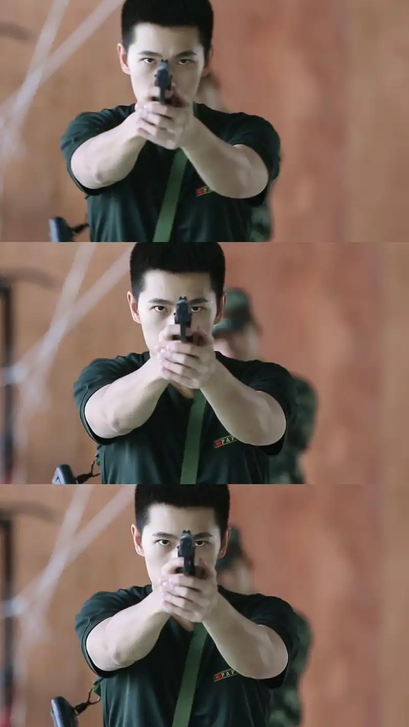 杨洋身穿军装,英姿飒爽,一身正气,轮廓硬朗,眉眼纤长.骨子里透着坚定.