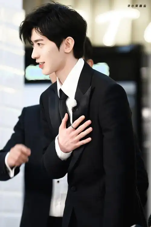 西装 俊男#奔跑吧蔡徐坤