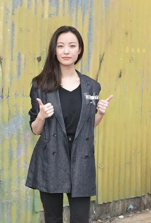 倪妮的这身西装一般人驾驭不了,身材太好了,还挺有高级感_腾讯新闻