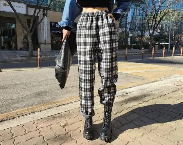 也可以搭配运动鞋穿着,轻便休闲. look2. 格子裤 卫衣