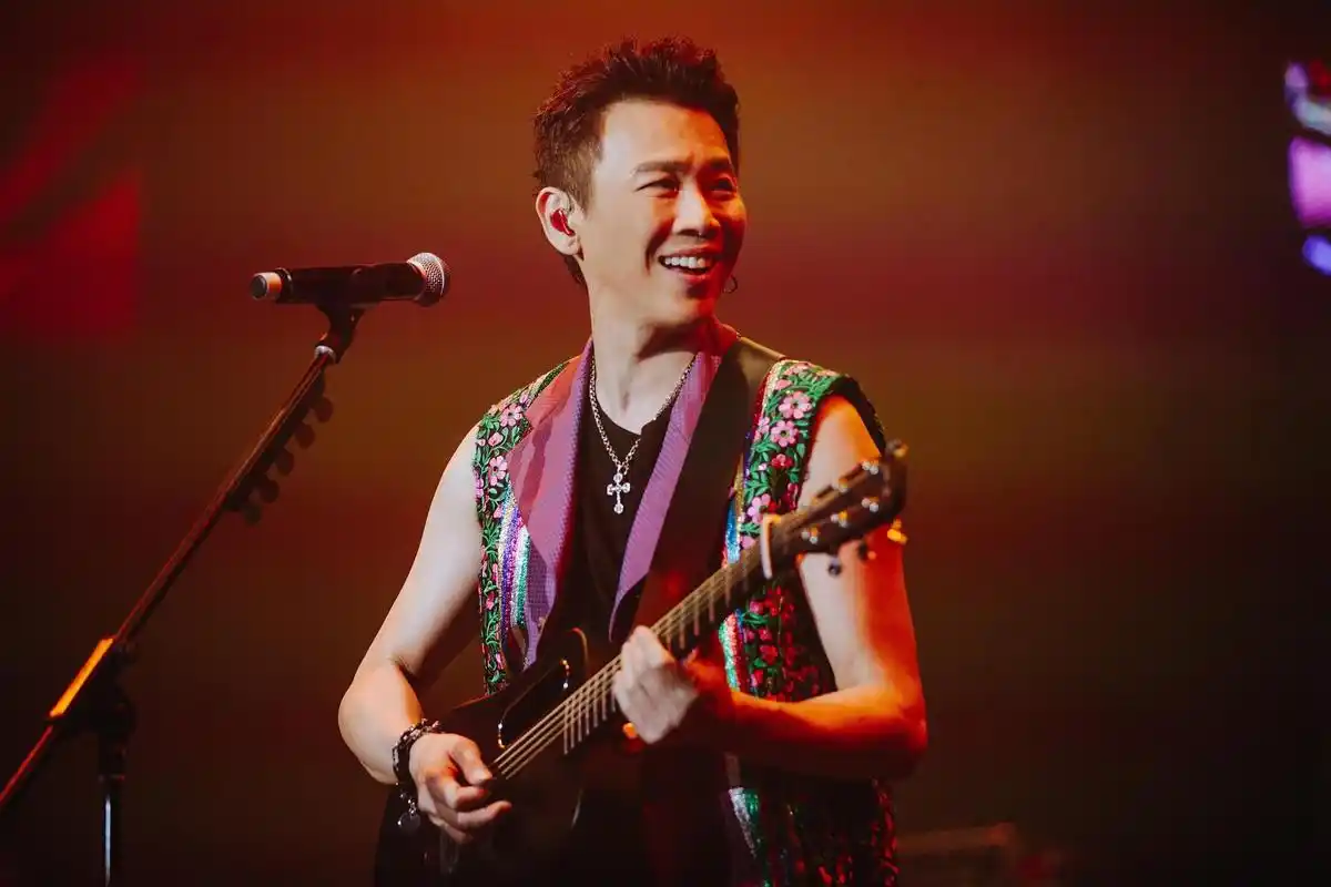 陶喆新加坡演唱会重现经典 现场遭遇粉丝"熊抱"