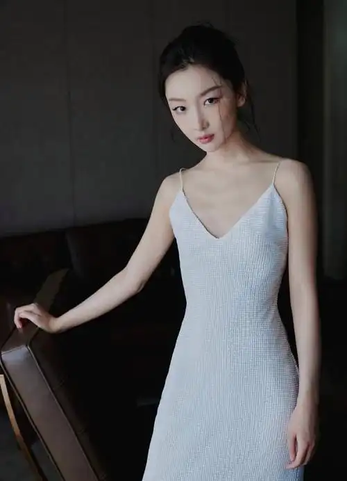 周冬雨美得像吃了灵丹妙药,躺床上拍男友视觉写真,初恋脸好惊艳