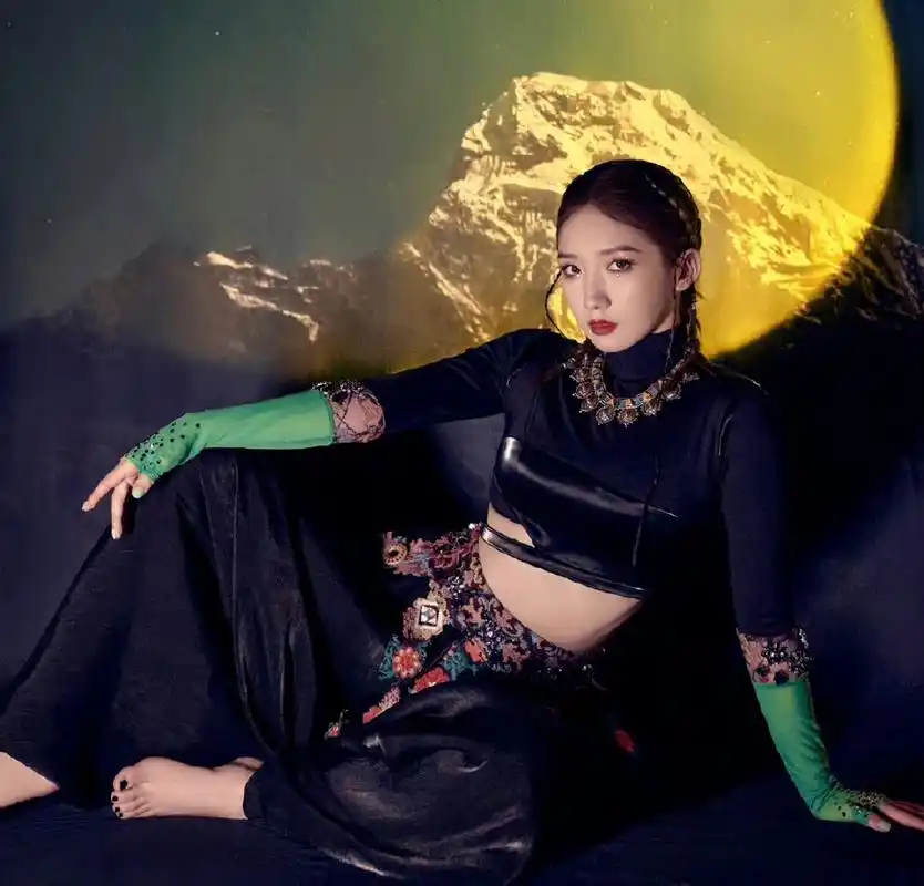 孟美岐时尚摆拍照,美美的脚丫子搭配性感的一字带凉鞋气质满满.