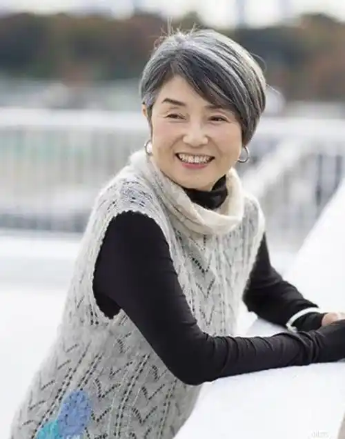 老年人发量稀少白发又多,选择什么发型好看?