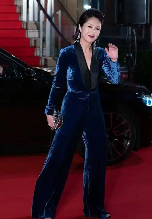 商务装别穿太呆板,杨千嬅一件西装撕开几个口,恨天高一看就累脚_个性