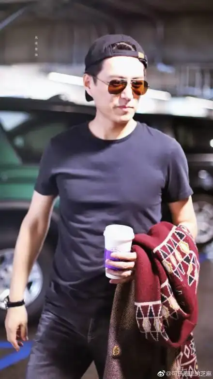 靳东海外粉丝依旧不少,修身短袖身材尽显,路人镜头看出真正颜值