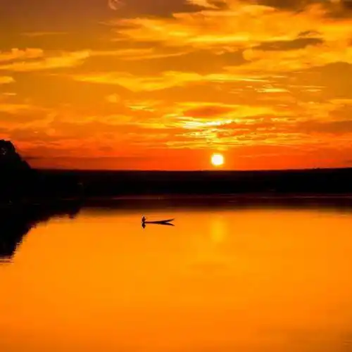 微信头像天空风景远处的天是黄色的微带一点红