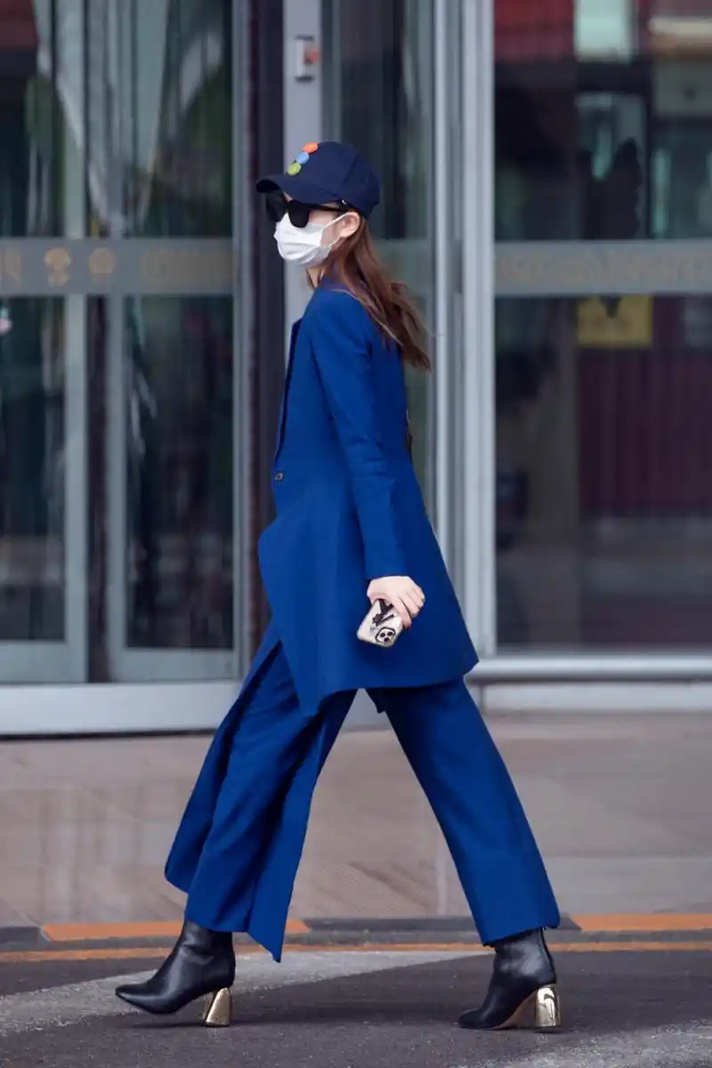 原创戚薇也太"高调"了,身穿蓝色西装配精致高跟鞋,清爽干练又时髦