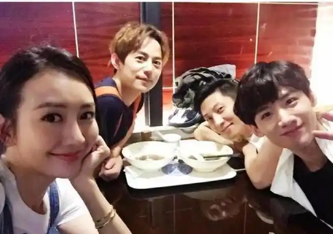 何炅撒贝宁合影旧照##何炅撒贝宁白敬亭王鸥合影旧照