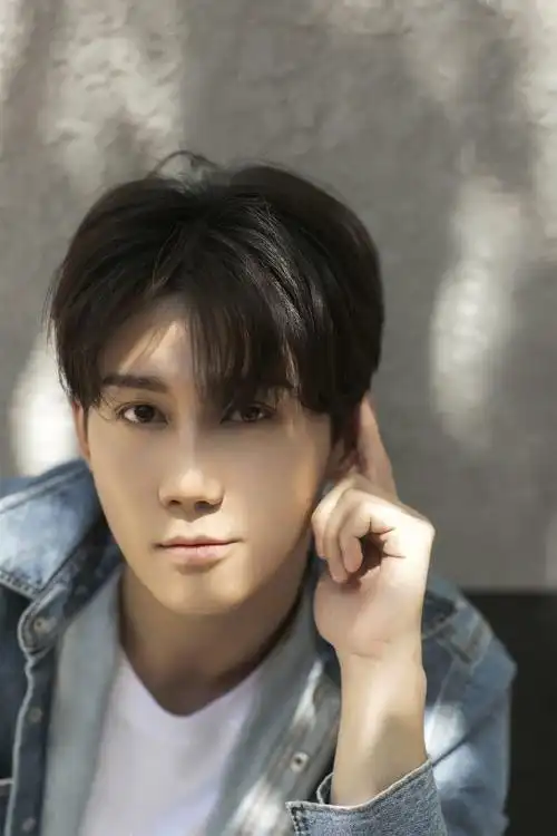 王一哲曝光写真大片剑眉星目帅气十足