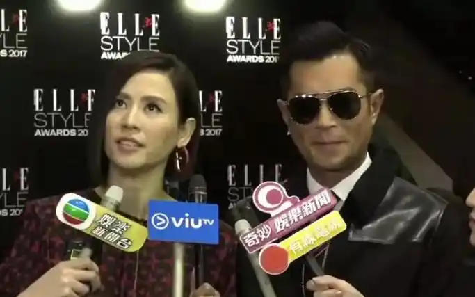 古天乐接受采访,调侃旁边的宣萱,古仔黑超遮面,真的帅!