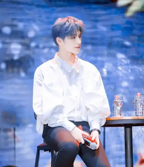 男明星蓝发造型看到杨洋一眼万年