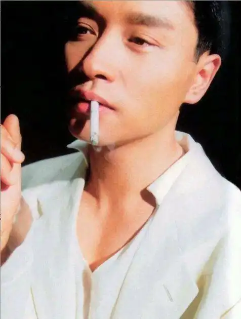 张国荣抽烟图片合集,前两张成忧郁王子,最后一张成为经典